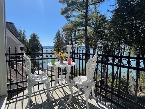 Lake Champlain charming apartment amazing views