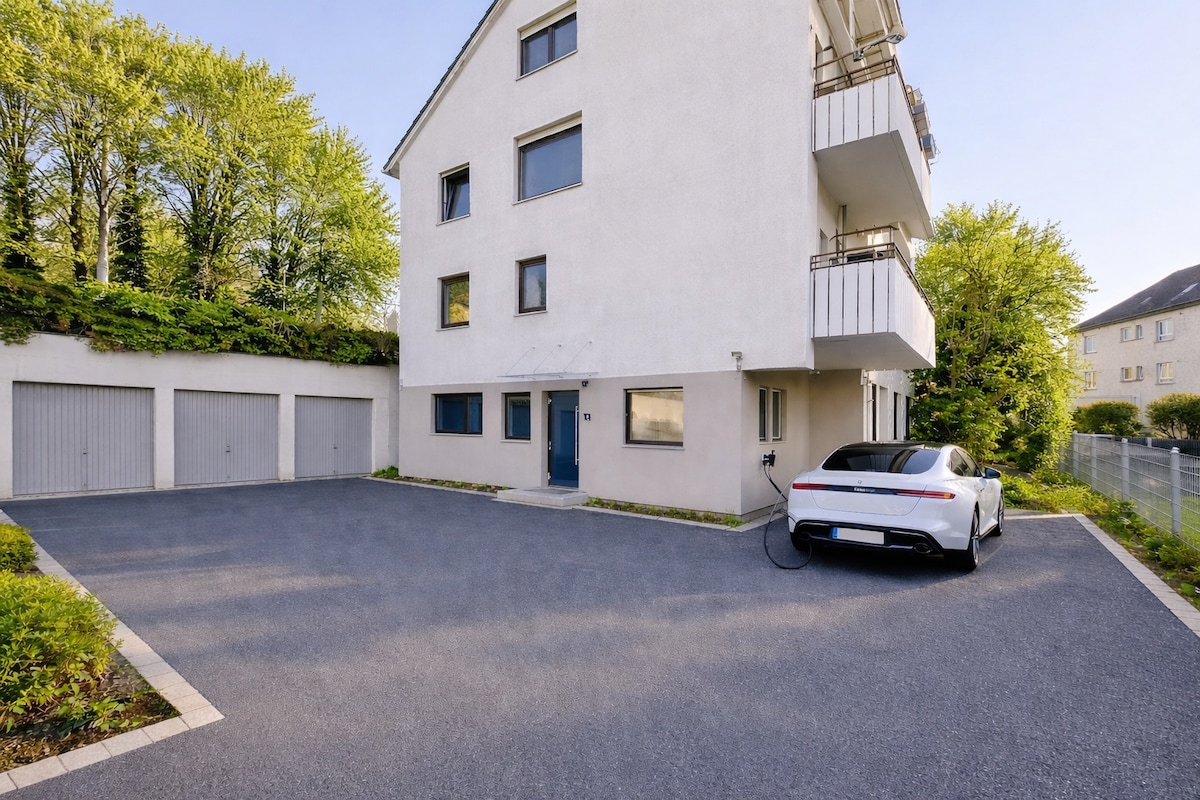 Apartment next to Porsche for lovers of technology and sound