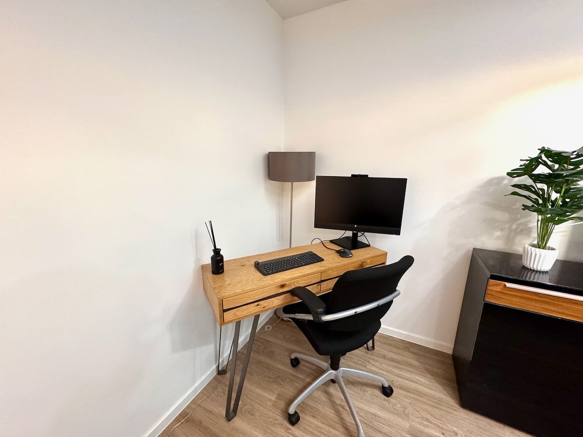 Apartment next to Porsche for lovers of technology and sound