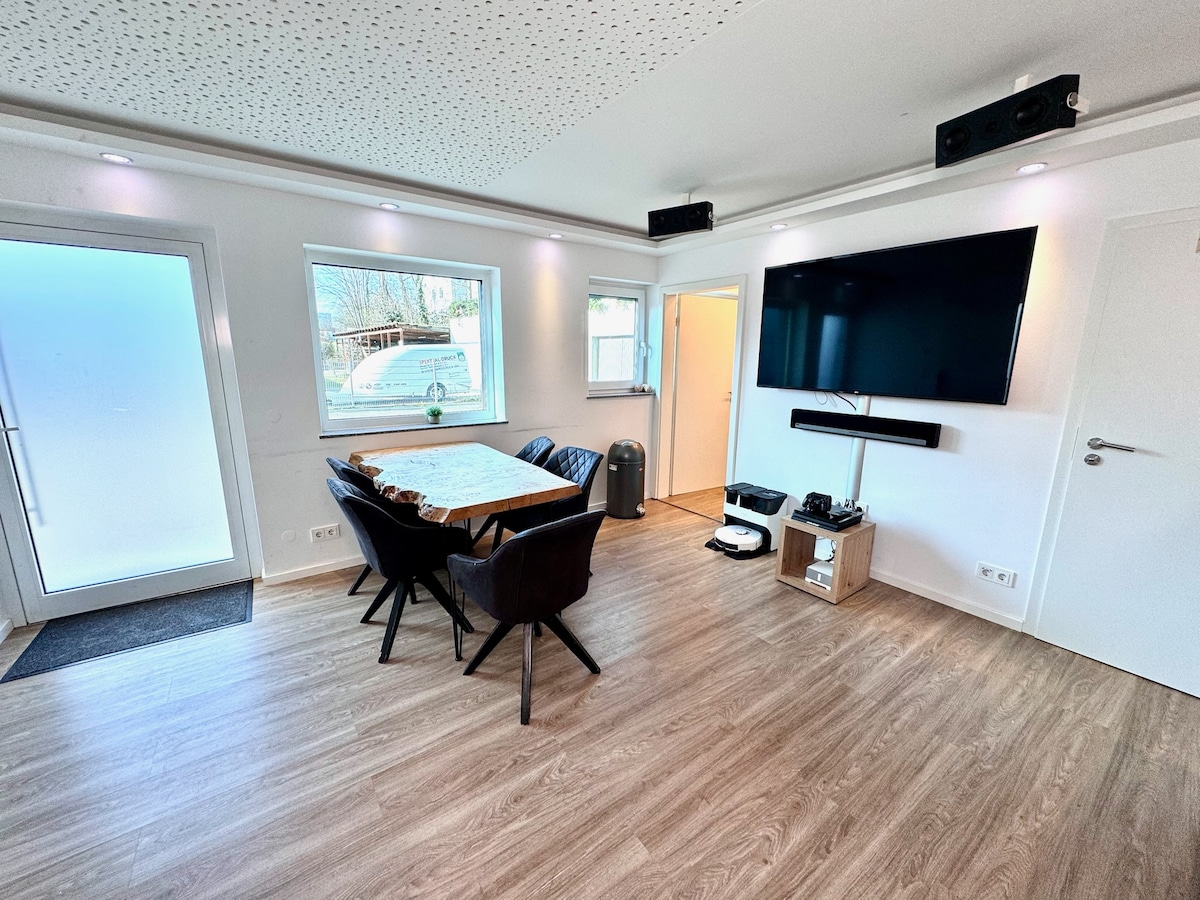 Apartment next to Porsche for lovers of technology and sound