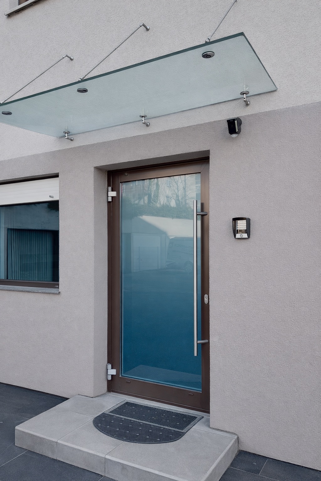Apartment next to Porsche for lovers of technology and sound