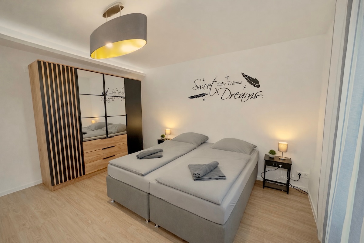 Apartment next to Porsche for lovers of technology and sound