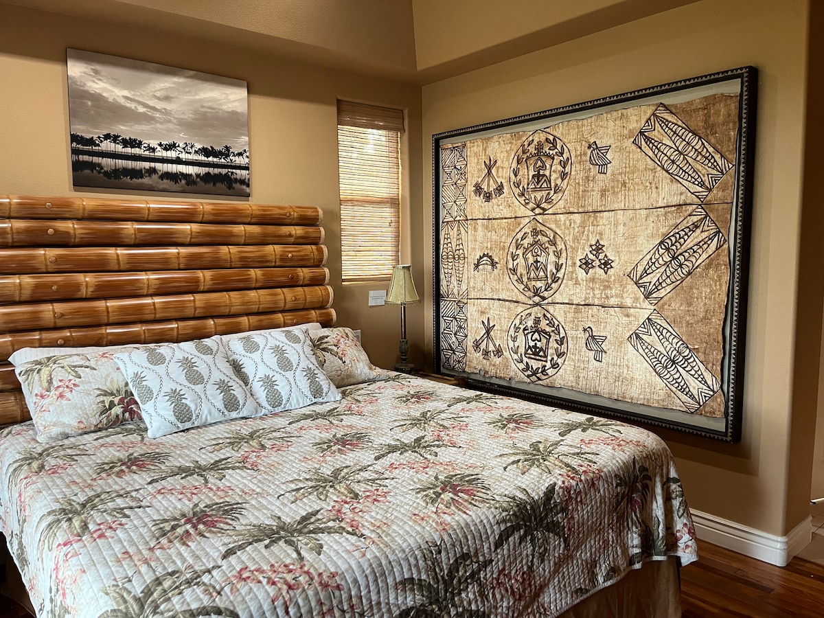 מיטת קינג סייז בסוויטה הראשית. דלתות הזזה גדולות נפתחות לבריכה. חדר רחצה גדול מדי עם אמבטיה ענקית, מקלחון וחדר ארונות צמוד. 