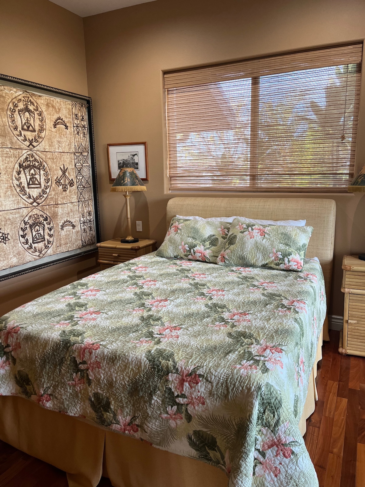 מיטה זוגית בסוויטה פרטית עם דלתות הזזה לבריכה ולאזור החצר, חדר רחצה צמוד עם אמבטיה ומקלחת. 