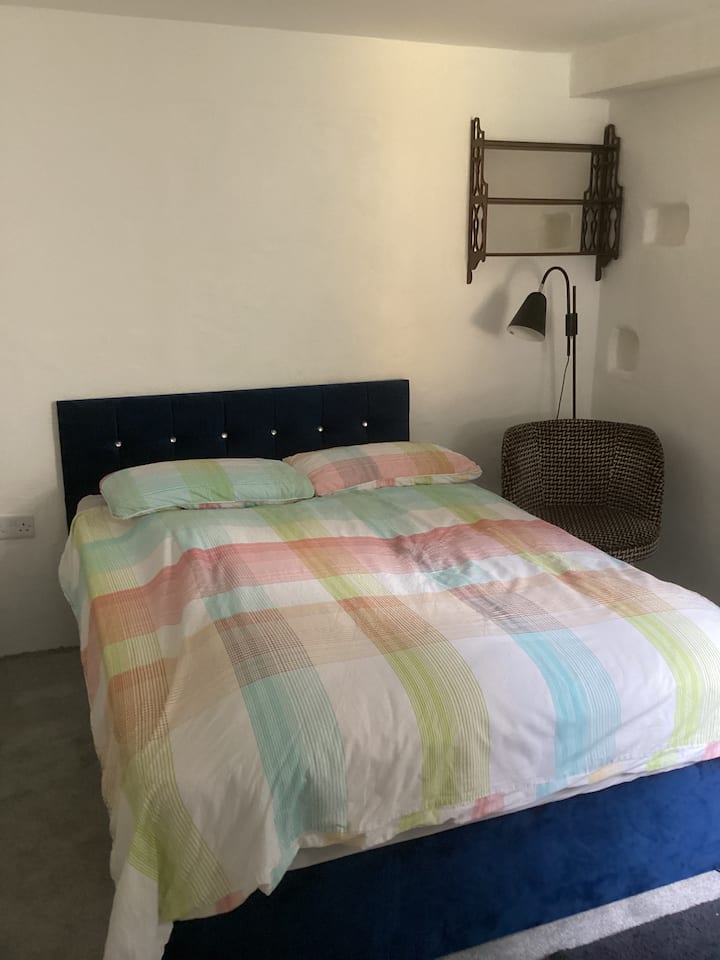 Recámara 2 con cama doble y baño privado