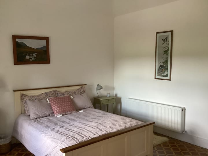 Dormitorio principal con cama tamaño king y baño privado