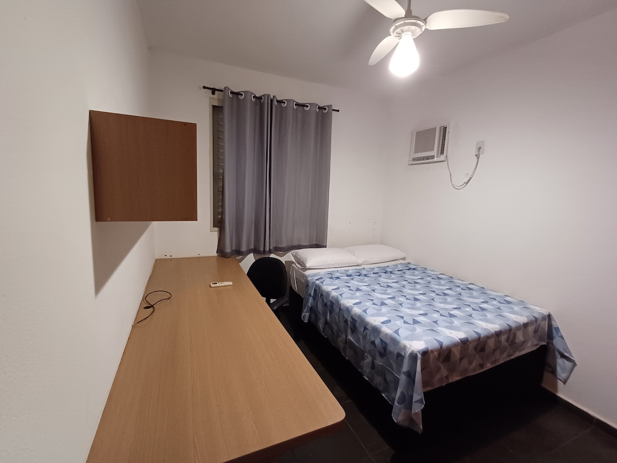 Пълна основна спалня с климатик, гардероб, вентилатор на тавана и офис.