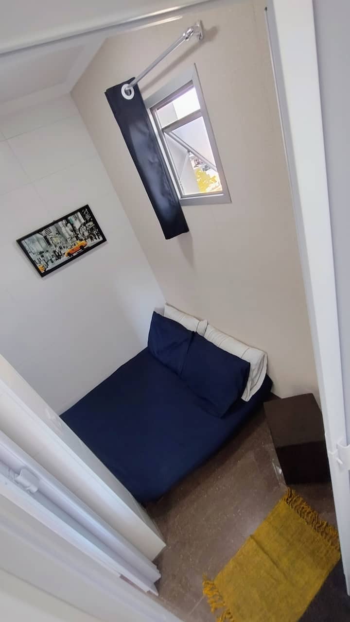 ¡Pequeña recámara con cama matrimonial y baño! Atención: tamaño máximo de la cama 1.81 y ancho estándar 1.38