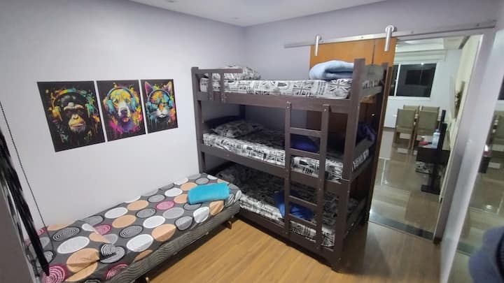 ¡Cama individual con cama nido + colchón adicional en el piso si es necesario!