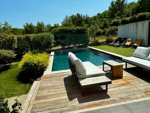 Quiet villa with pool