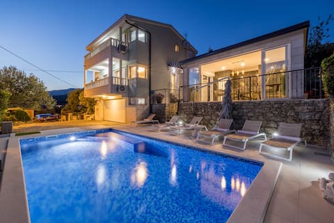 LUX! Unique offer in the Split area,heated pool