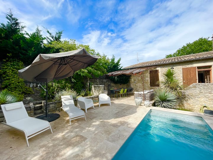 Villa Verdesco Swimming Pool And View Of The Château De Grignan - Grignan