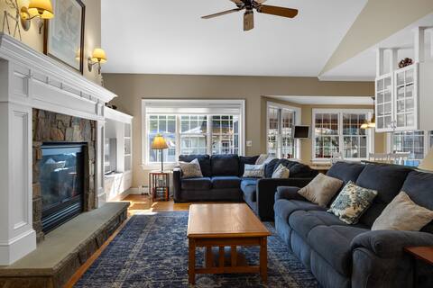 Spacious  Retreat mins to Lake George pool&hot tub
