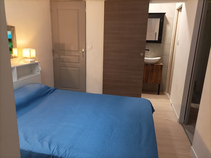 Habitación suite (9 m2)
•1 cama de 140x190.
colchón de memoria.
• cabecero con almacenamiento.
•estante de almacenamiento.
•lámparas de cabecera.
• Pequeño baño contiguo.

