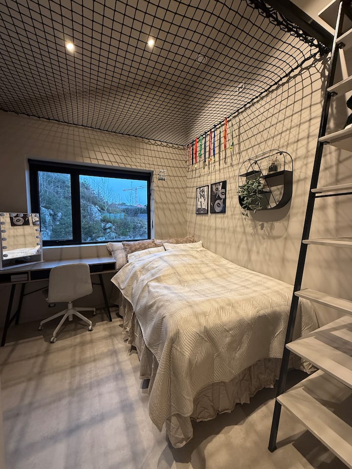 Dormitorio 4 en el 2do piso, ala nueva en 2023. Cama de 120 cm. Diversión con redes en las que puedes subir:)  posible poner un colchón superior en la red si alguien quiere quedarse allí. 