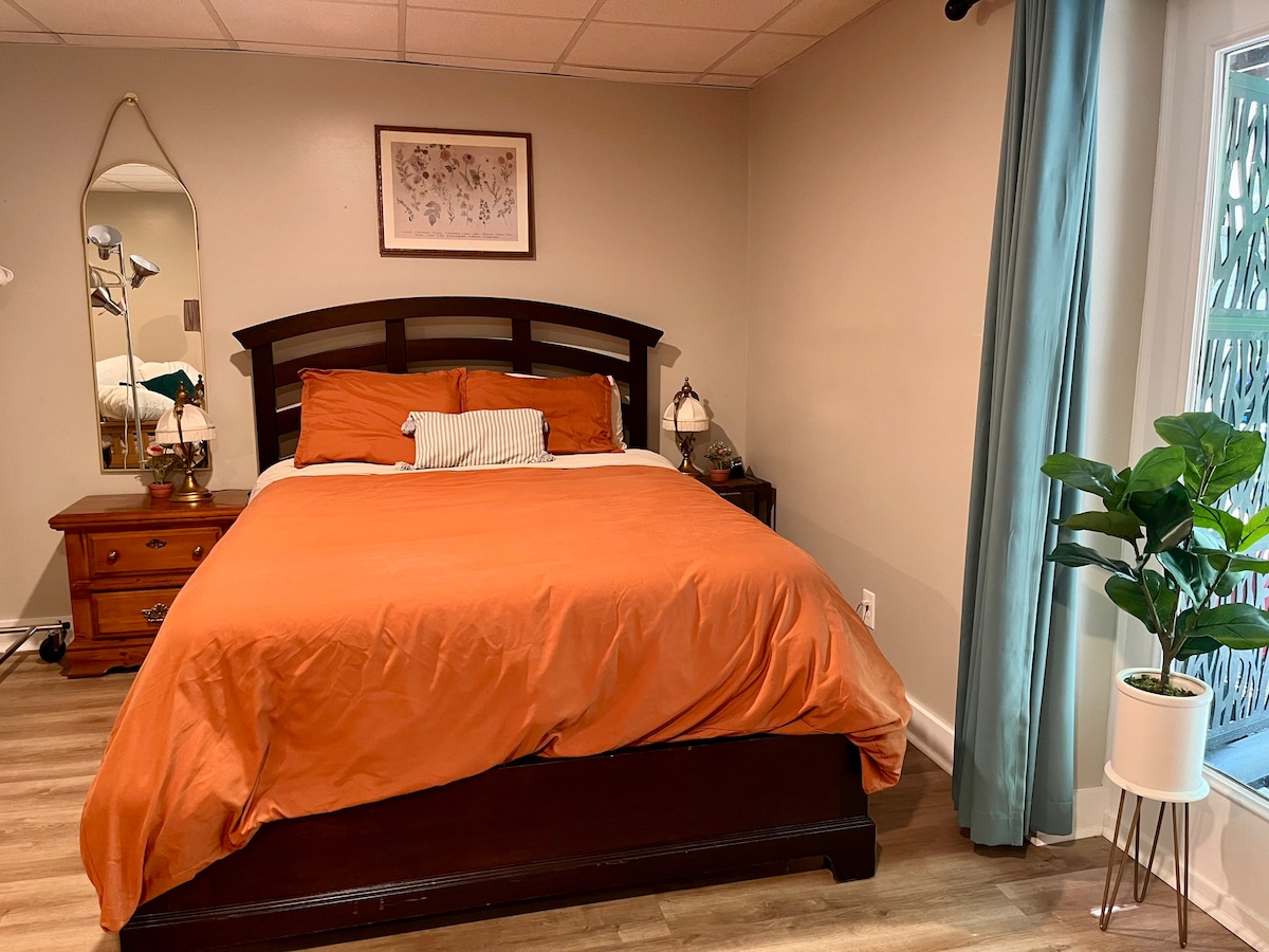 מיטת קווין נוחה עם מגירה בשידה ליד המיטה