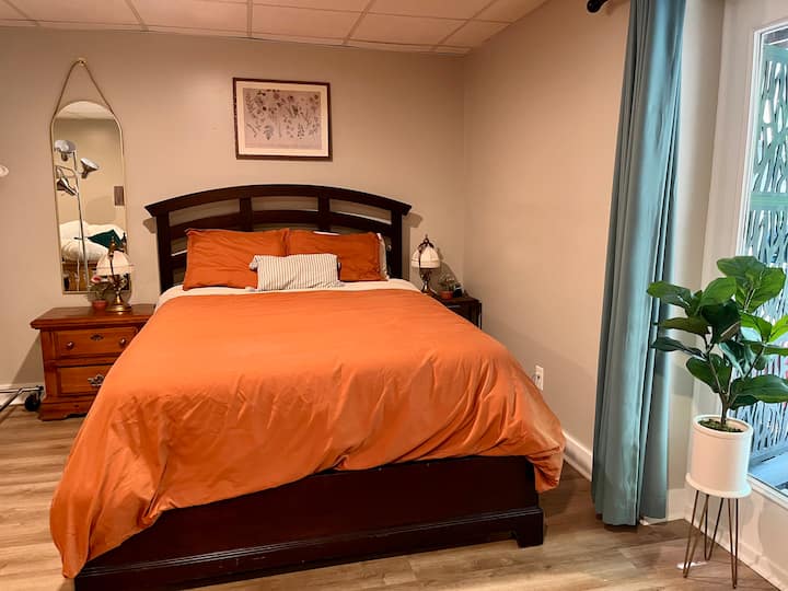 Კომფორტული ორადგილიანი საწოლი უჯრით საწოლის მაგიდაზე