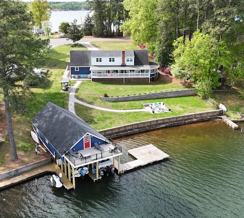 8 Bedroom, 4.5 bath lake front home with boathouse