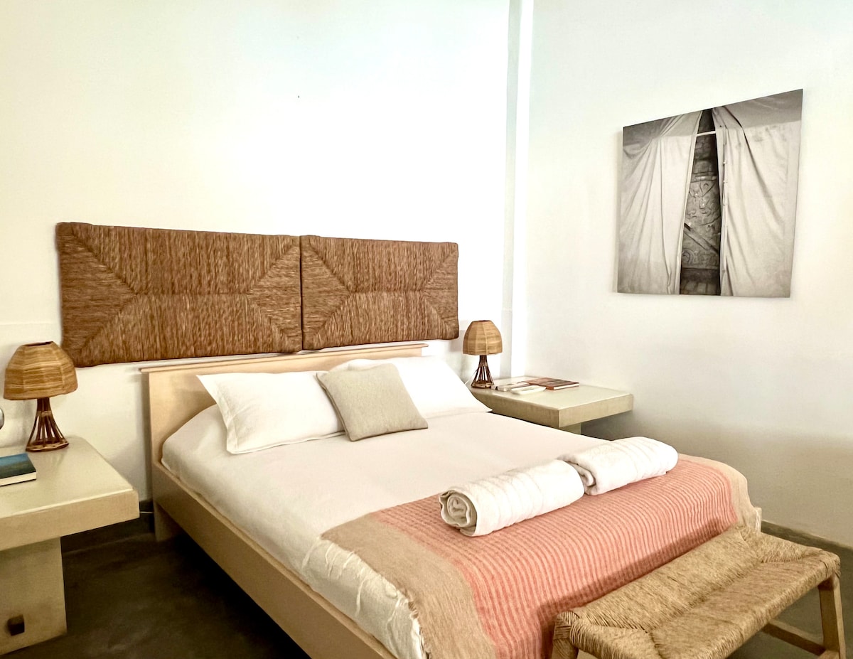 La habitación tiene una cama queen, más una cama lateral, aire acondicionado, TV con cable y un amplio escritorio con vista al jardín y mar.