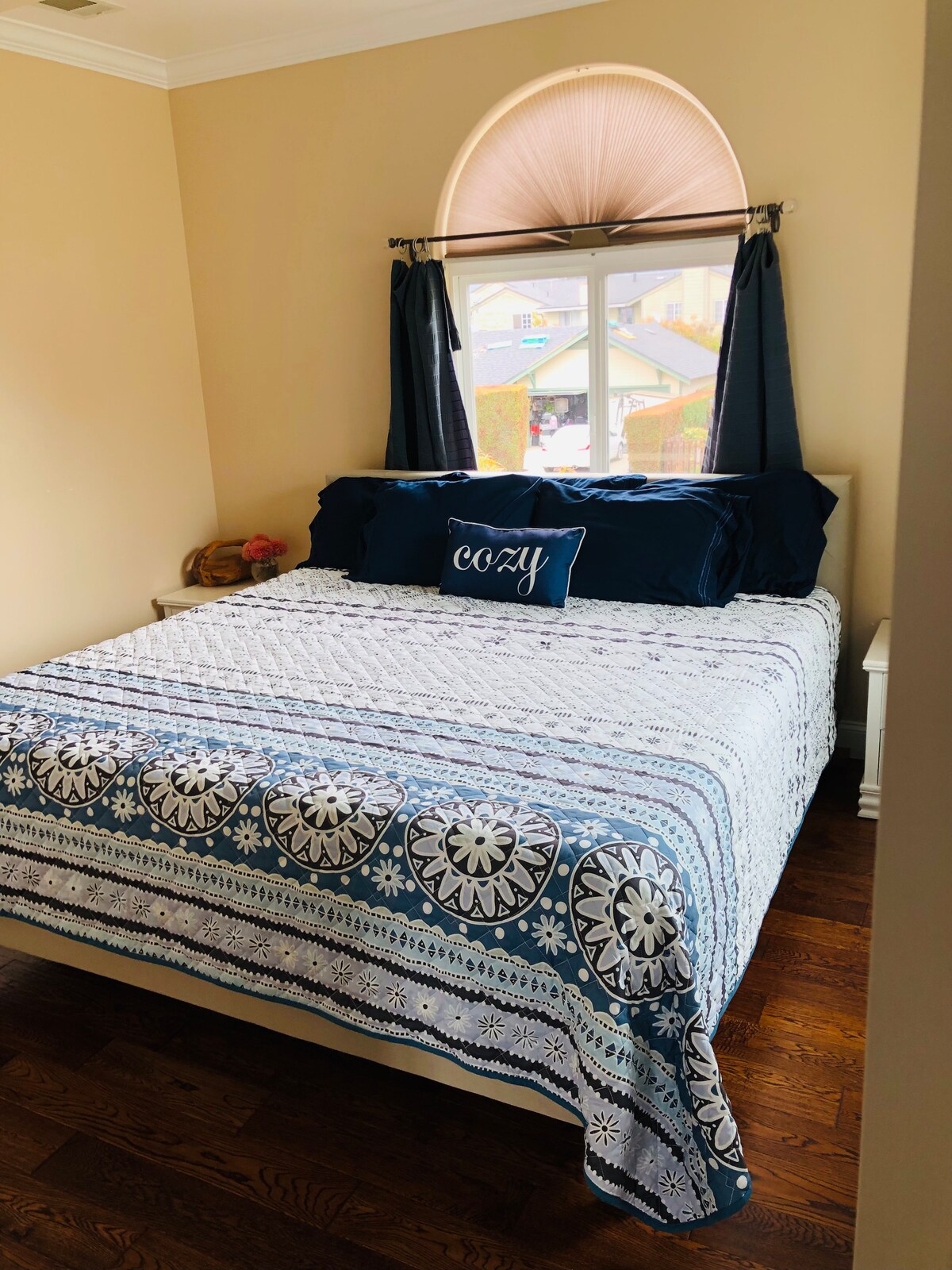 King bed, great light