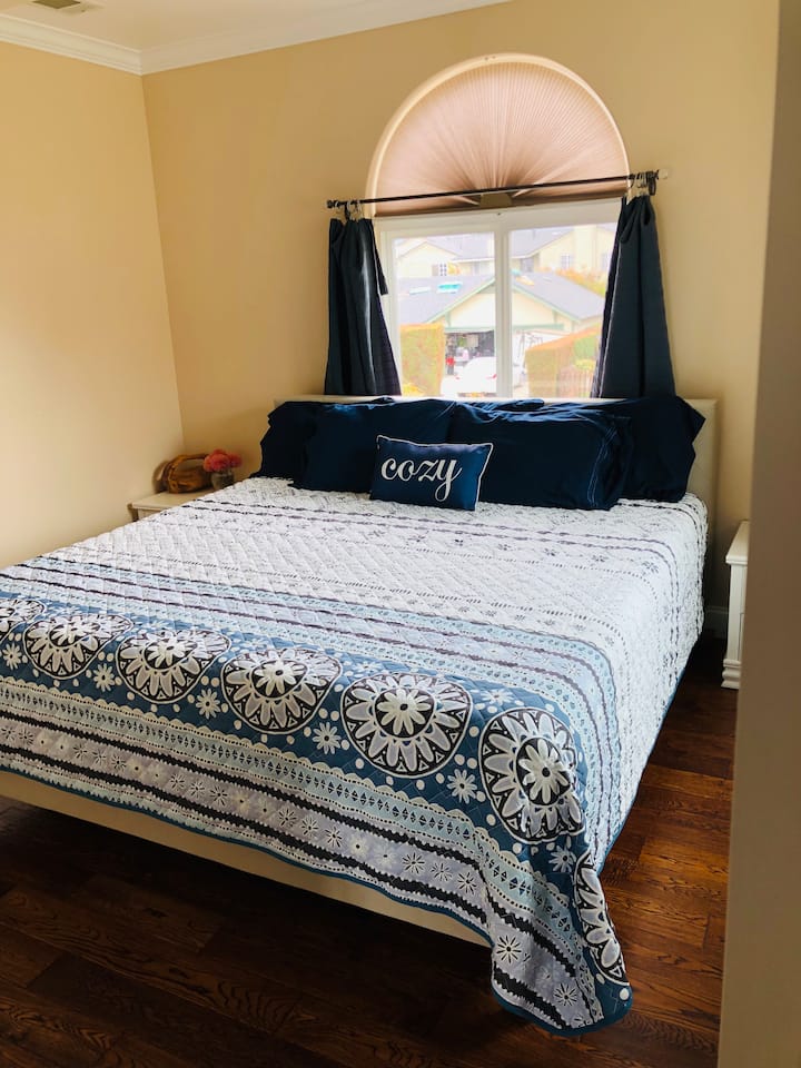 King bed, great light