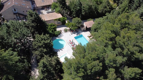 Large Provençal farmhouse at the foot of Mont Ventoux with swimming pool