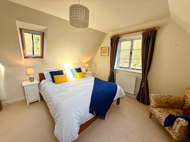 Chumba hiki kina kabati la nguo lililojengwa ndani na kifua cha droo pamoja na hifadhi ya chini ya kitanda.  Mandhari ya kupendeza kwenye sehemu mbalimbali na taa 2 za anga zilizo na luva