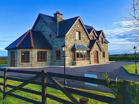 Beautiful Country House- 6 large Bedrooms & 3 Bath