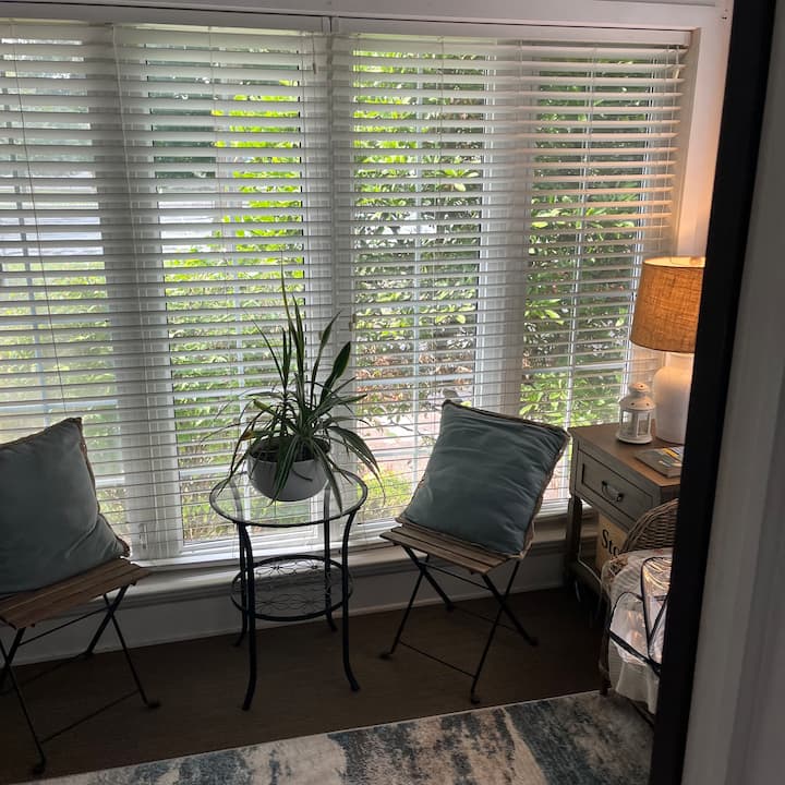Rustic Cottage In The Heart Of The City - St. Catharines