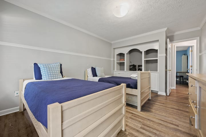 Este dormitorio con literas está separado del salón de arriba por puertas francesas. Las puertas francesas están cerradas y bloqueadas sin visibilidad a la habitación. La habitación tiene una puerta independiente que da al pasillo para facilitar la entrada y la salida.