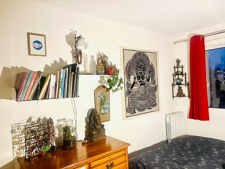 Spite pokojne v našej izbe vybavenej okenicami pre pokojný spánok. Prázdne zásuvky poskytujú priestor na uloženie vašich vecí a zvyšujú funkčnosť útulnej miestnosti.

Nový a veľmi pohodlný matrac 160! 