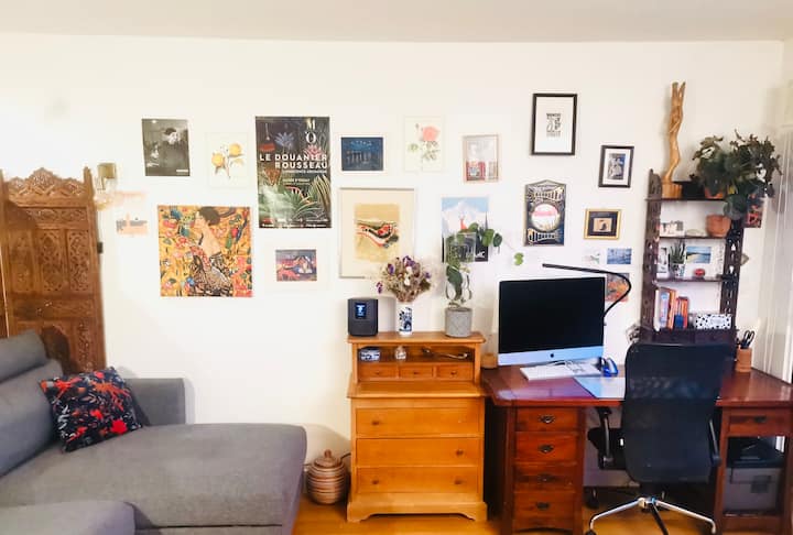 Pohovka sa rozkladá, aby vytvorila priestor pre pohodlnú manželskú posteľ . Budete môcť pracovať v kancelárskych priestoroch. Stretnutie hosťa je k dispozícii na počítači . 