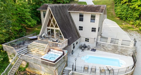 Private pool and hot tub overlooking the Lake !