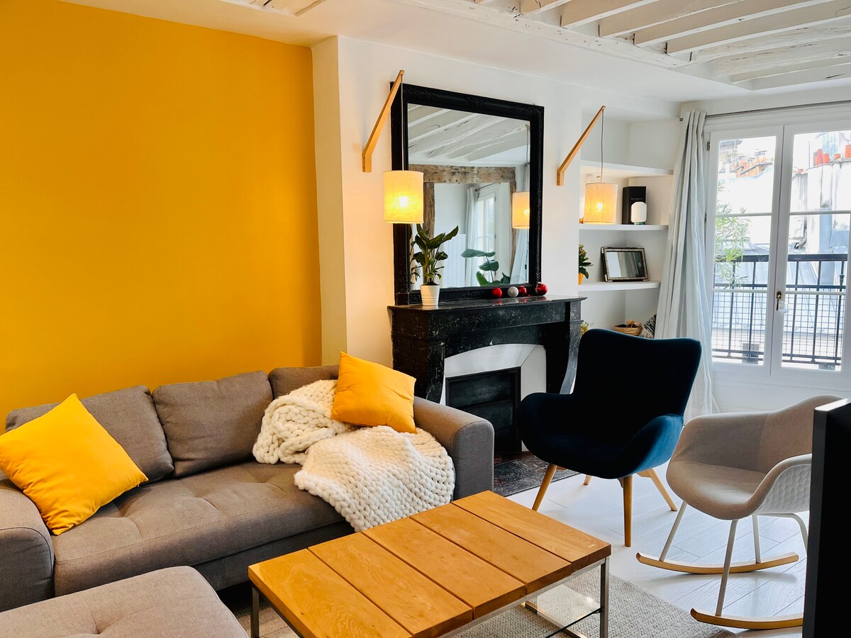 可俯瞰厨房和餐厅的客厅/宽敞的客厅、开放式厨房和餐厅