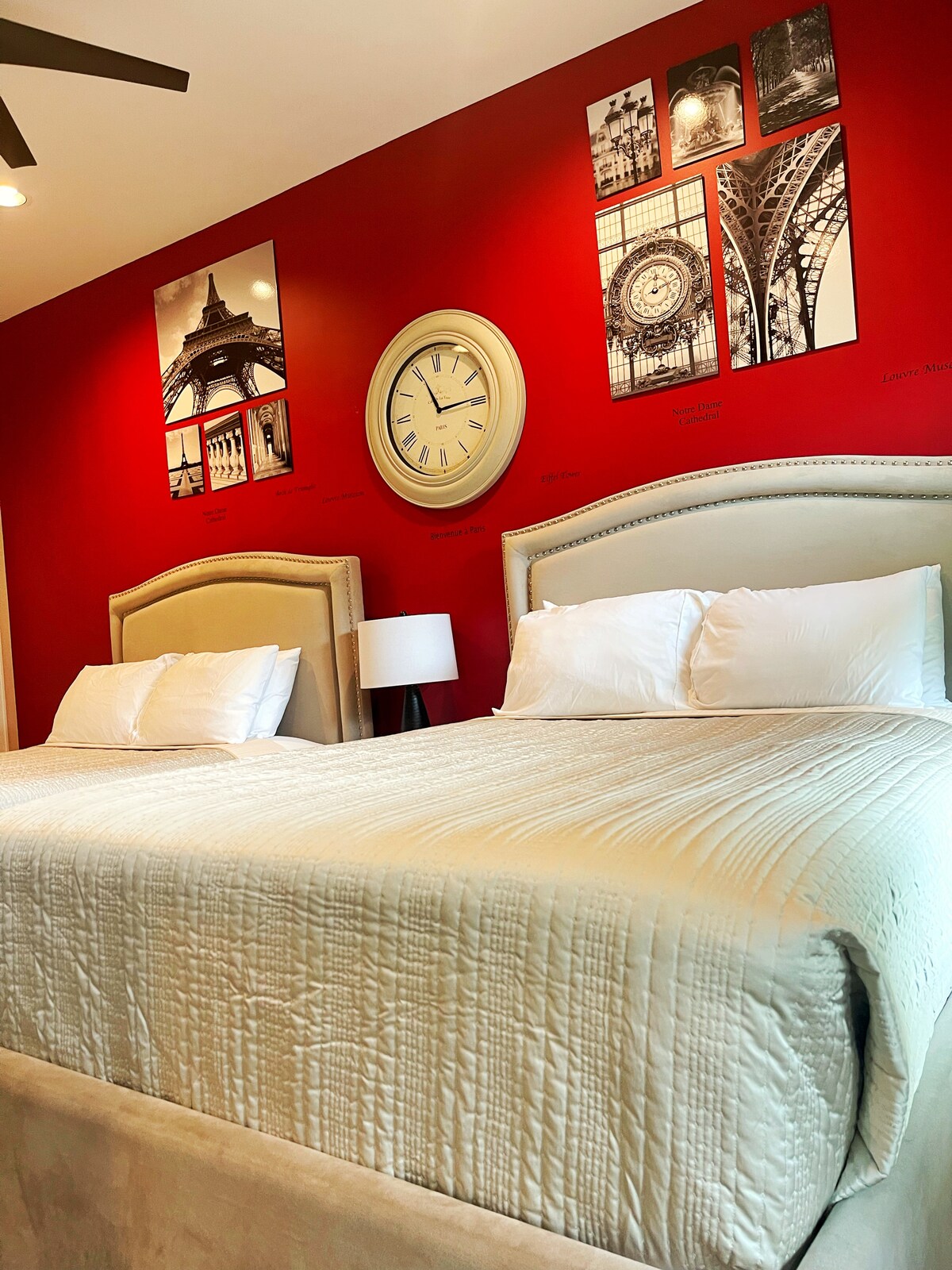 שתי מיטות קווין סייז בחלל גדול