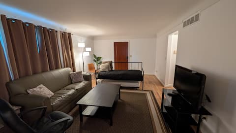 Top Airbnb: Spacious Suite, Comfy King bed in Westwood