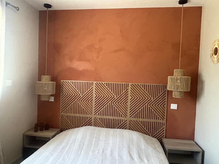 Hlavná spálňa bola zrekonštruovaná v júli 2025 a zahŕňa posteľ s rozmermi 160 x 200 cm, šatňu a vlastnú kúpeľňu s dvojitým umývadlom, sprchovacím kútom a eliptickým bicyklom.