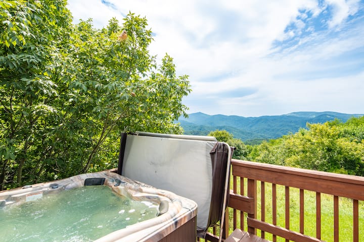 Luxury Gated 4 Br Home Near Boone W/ Hot Tub, Pool Table & Epic Views - North Carolina