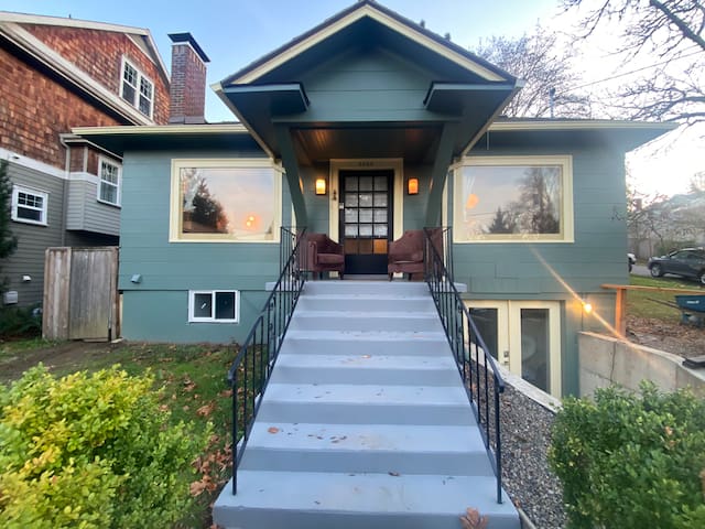 Gorgeous Art Home. Family, pets, friends, welcome.