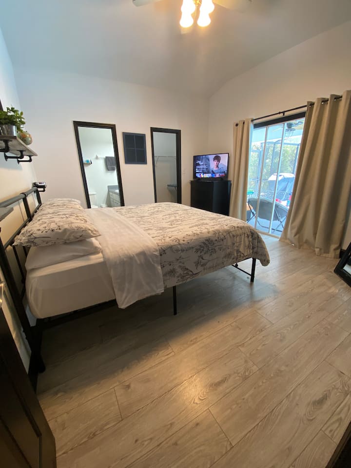 סוויטה ראשית עם נוף לבריכה 