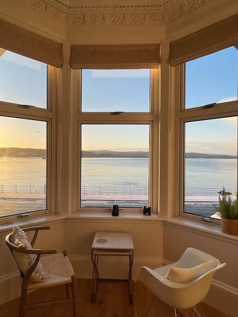 Bright waterside  apartment, central location