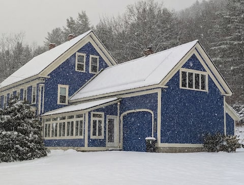 Work, Ski, Relax - Big Restored 1860s Farmhouse