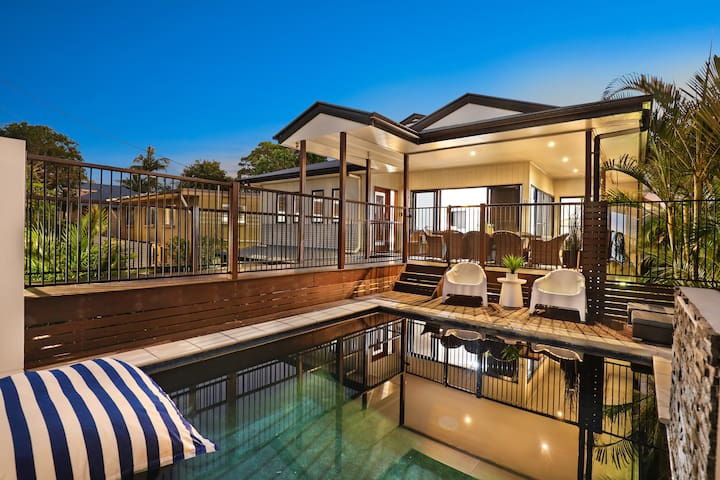 Alex Head- walk to beach – Heated Pool – 16 guests