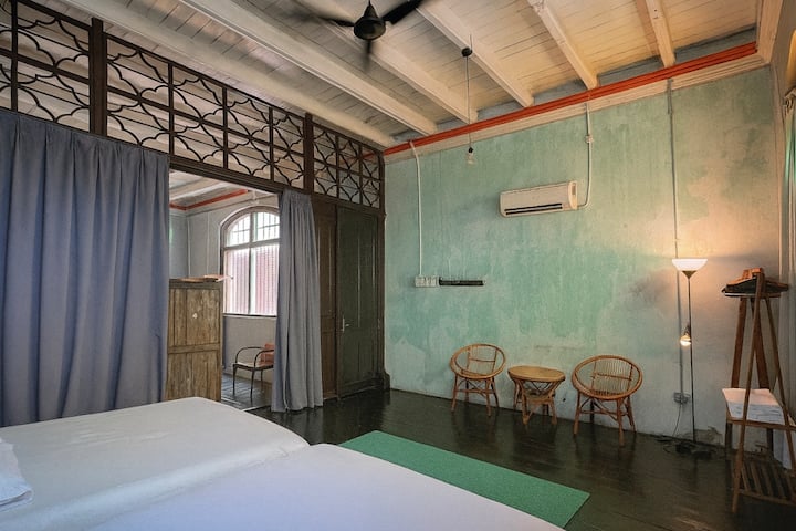 Пространа спална соба со два брачни кревета (широки 150-179 см), клима-уред, затемнет завес и класични витражи со поглед кон улицата.