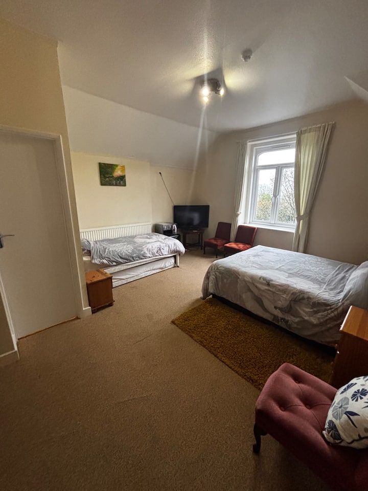Spacious Family Room, 15 Minutes Walk From The Sea - Isle of Wight