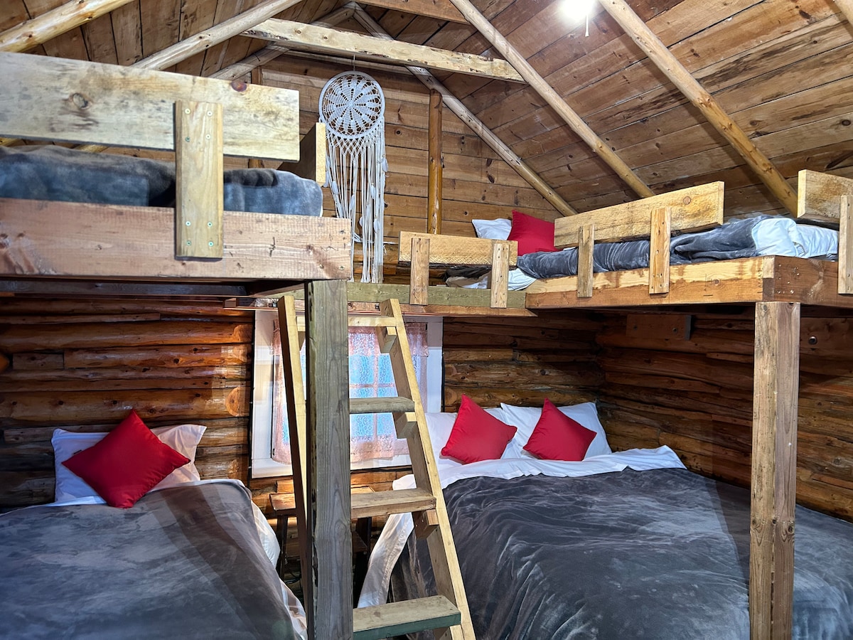 เตียงควีนไซส์และเตียงเดี่ยว 3 หลังในเคบินริมทะเลสาบ 