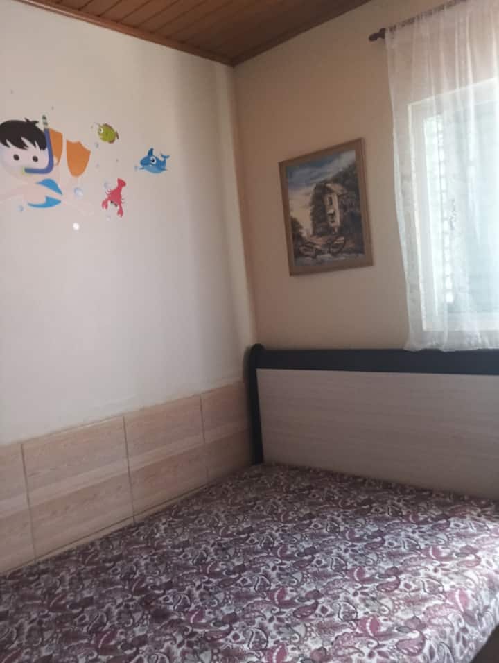 Მეორე საძინებელი: 1 ორადგილიანი საწოლით და 1 ორსართულიანი საწოლით, ჭერის ვენტილატორით.