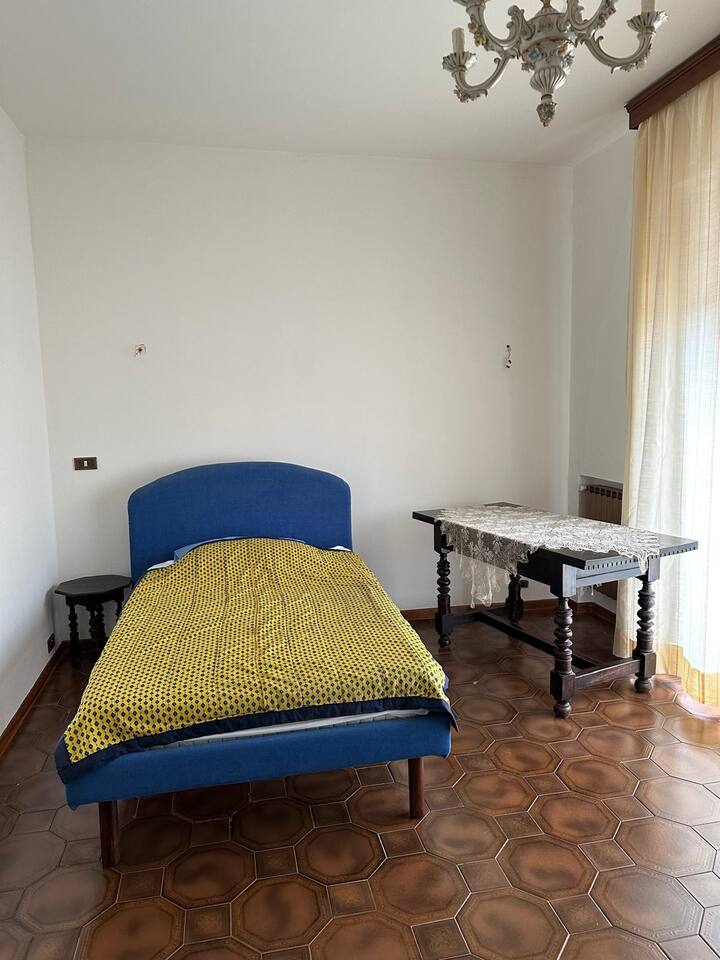 Habitación n.º 5 individual con cama francesa, escritorio, armario