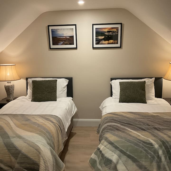 ორივე საწოლი შეიძლება გაერთიანდეს ერთ სუპერკინგ ზომის საწოლად