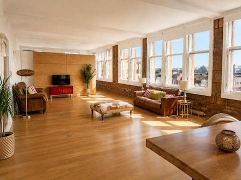 Top performing Airbnb: Luxury New York Loft • Free Parking •Merchant City in Glasgow